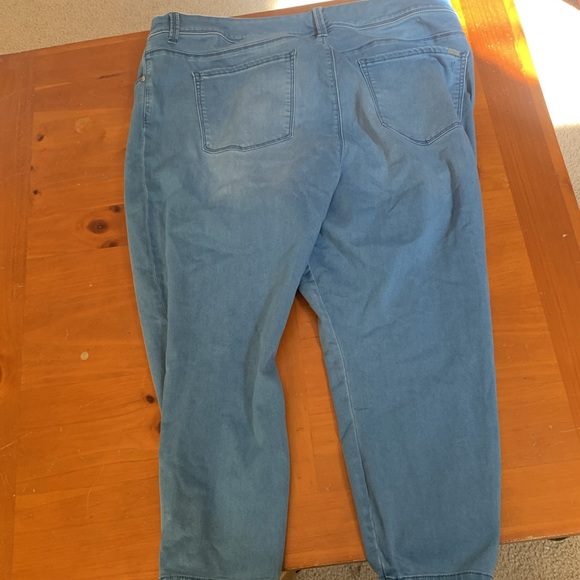 Melissa McCarthy seven jeans. Light denim. Soft material. Size 22. Worn once. - Picture 6 of 9